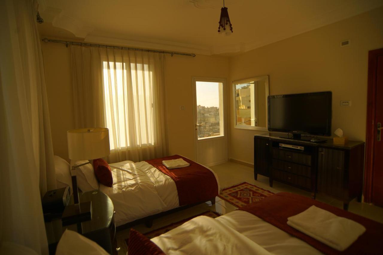Over Mountains Hotel Wadi Musa Exterior photo