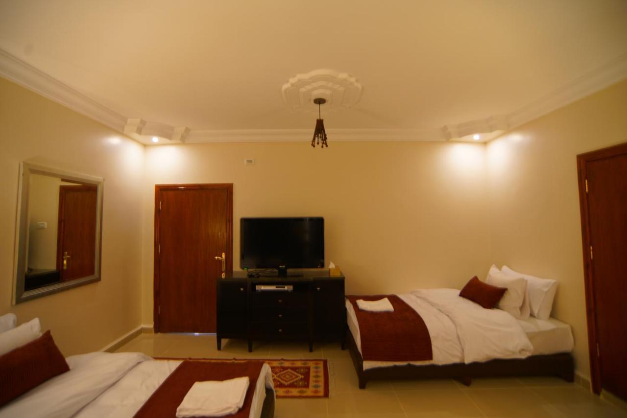 Over Mountains Hotel Wadi Musa Exterior photo