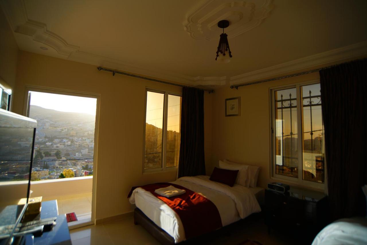 Over Mountains Hotel Wadi Musa Exterior photo